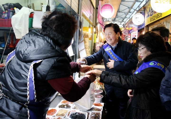 장종태 서구청장, 도마큰시장·한민시장 장보기 행사와 물가안정 캠페인 펼쳐