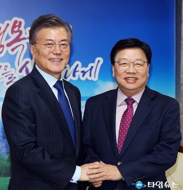 기념사진 찍는 권선택 시장과 문재인