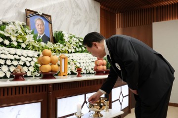 박 "조문 못해 미안" 윤 "건강 잘 챙기시라"…부친상 계기 통화