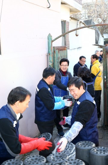 대전 유성구행복누리재단·한국화학연구원, 연탄나눔 행사