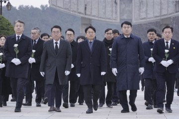 강기정 광주시장, 신년맞이 국립5·18민주묘지 합동참배