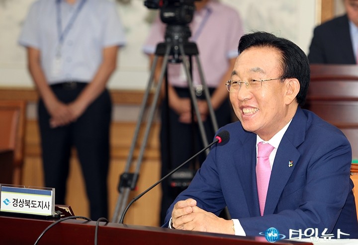 발언하는 김관용 경북지사