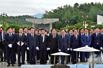 더불어민주당 이해찬 대표, 지도부와 함께 국립5.18민주묘지 참배