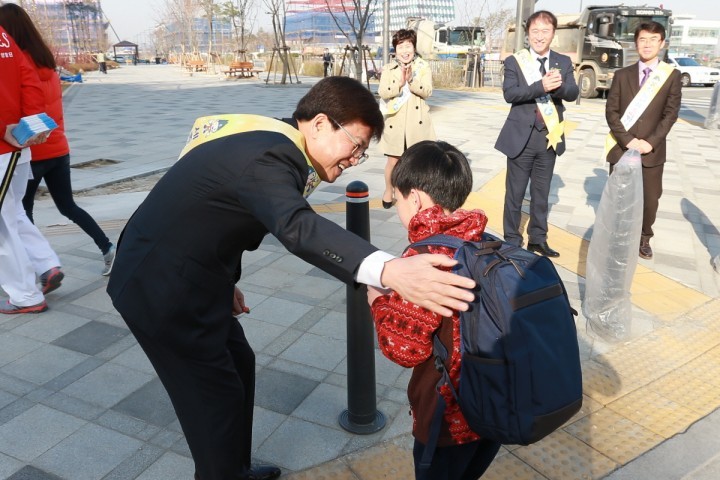 최교진 세종시교육감, 세종시 3생활권 첫 학교 등교 방문