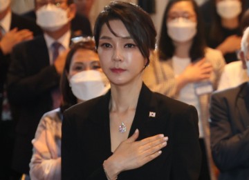 김건희 '나토목걸이' 뇌물죄 가능할까…尹 공모 여부가 관건