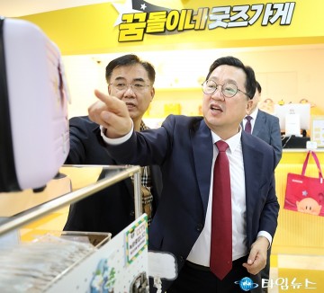이장우 대전시장, 꿈돌이 굿즈 보며 미소…“대전 브랜드 경쟁력 높일 것”