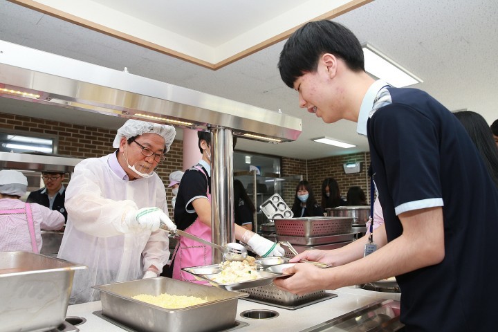 최교진 세종시교육감, 하절기 맞아 학교급식 집중 점검