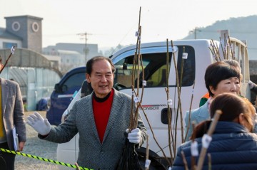 진도군, 제81회 식목일 기념 ‘나무 나눠주기’ 행사 개최  