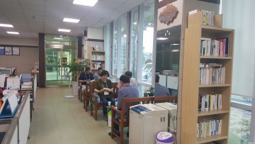 충주시 산척면 면사무소 내 북카페 운영