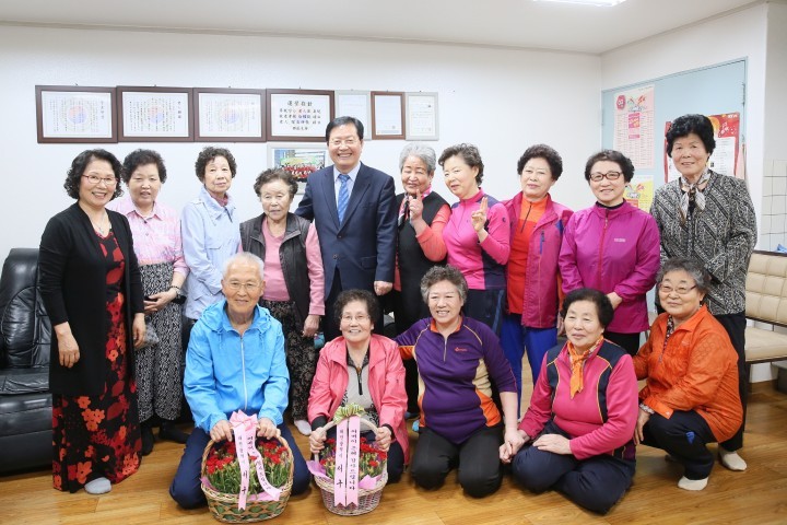 장종태 서구청장, 어버이날 맞이 카네이션 전달