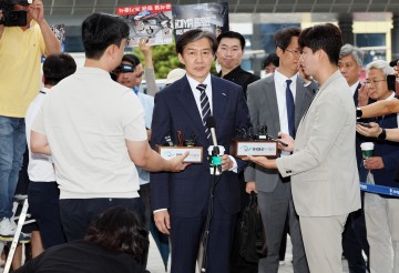 검찰 정문으로 들어온 조국, 뒷문 찾은 정동영 왜?
