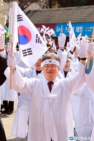 ‘유성장터만세운동’에서 만세삼창 하는 정용래 유성구청장