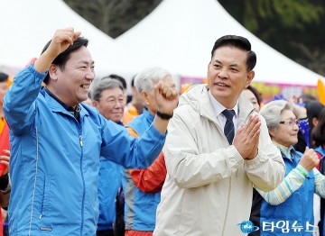 ‘대덕구민의 날’ 행사에서 몸 푸는 박영순 의원