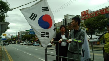 복대2동 자연환경보전협의회 태극기 달기 앞장