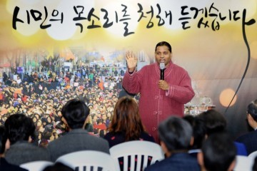 유니버설 문화원 바수 무쿨 대표가 이주민을 돕는 봉사활동