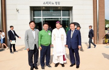 군위군, 김수환 추기경 선종 10주기 창작뮤지컬 ‘밥처럼 옹기처럼’ 공연