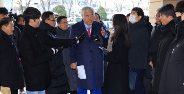 ‘서부지법 난동 배후’ 전광훈 목사 구속심사 출석… “나를 가두려는 발작” 혐의 부인