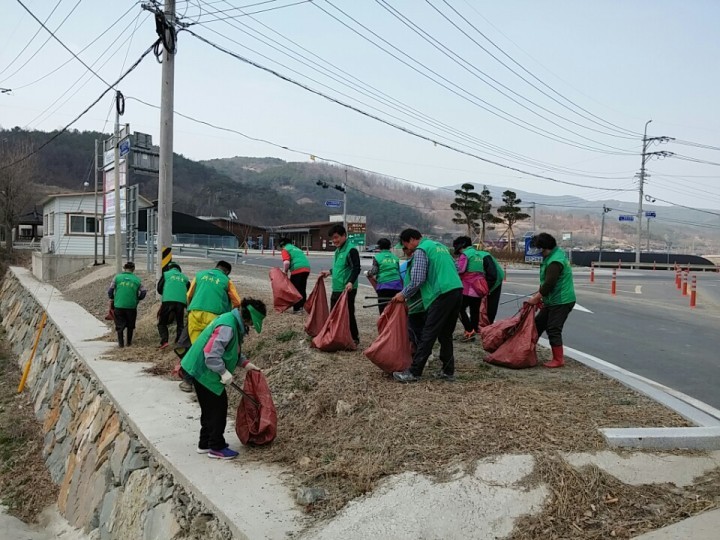 쌍책면 새마을협의회 봄맞이 환경정화활동 실시