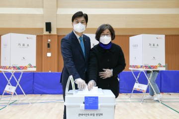 제20대 대통령선거 사전투표 하는 이춘희 세종시장