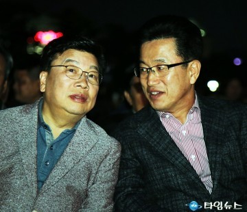 권선택 시장에게 국화음악회에 설명하는 허태정 유성구청장