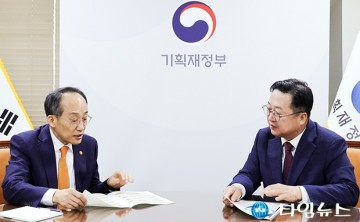 추경호 경제부총리와 대화 나누는 이장우 대전시장