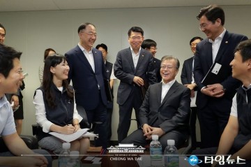 저금리에 공무원 증가, 국가부채 눈덩이처럼 불어나도 공무원 임금 3년 만에 최대폭 인상...대통령 내년 연봉 2억4000만원…총리 1억8000만원