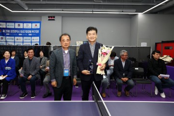 김동수 유성구의회 의장, 유성구 탁구협회 감사패 받아