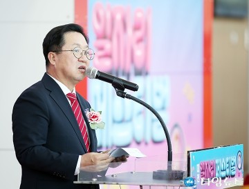 ‘대전 일자리페스티벌’에서 인사말 하는 이장우 대전시장