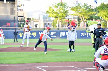 이병노 담양군수, '대나무 축제 성공 개최 기원' 기아 타이거즈 경기 시구 나서