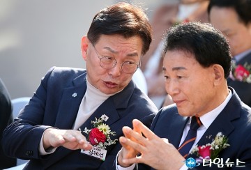 마을공동체 지원센터 개소식…김제선 중구청장과 박용갑 의원, 현장에서 환담 나눠