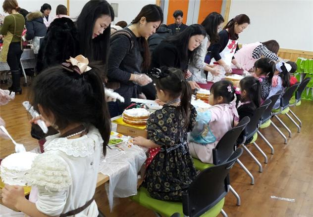 엄마와 함께 ~~ ‘크리스마스 케이크 만들기’
