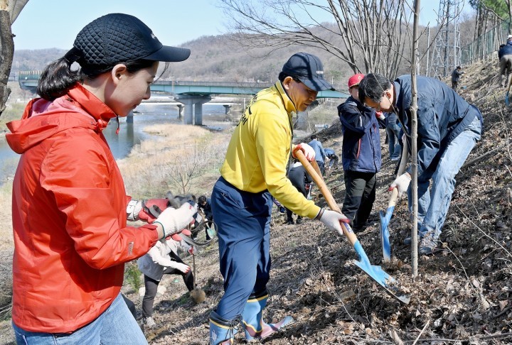 박용갑 중구청장, 체육복지센터 나무심기 동참