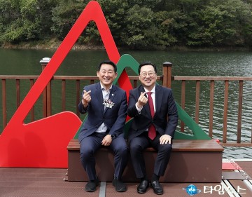 “시민 사랑합니다”…이장우 대전시장·서철모 서구청장, 물빛거닐길서 깜짝 하트 포즈