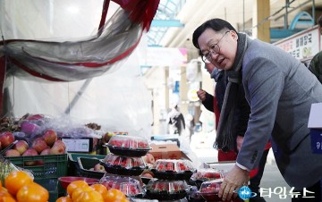 오류시장에서 장보는 이장우 대전시장