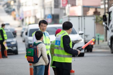 이정선 광주교육감, 진월초서 학생들의 등굣길 교통 안전 봉사 나서   