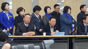 [속보]의장 전재옥 이장단협의회 현수막 철거시 "씨름 4억7천 승인",국비 퍼주기 파장..