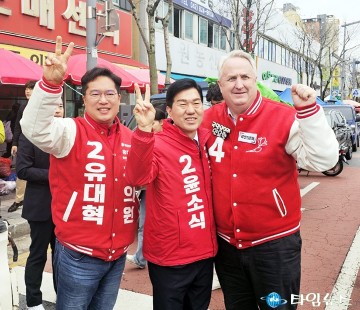 국민의미래 인요한 선거대책위원장, 대전 유성시장 방문