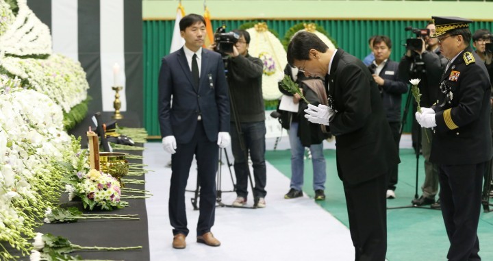 안희정 지사, 평택 고 이병곤 소방령 영결식 헌화