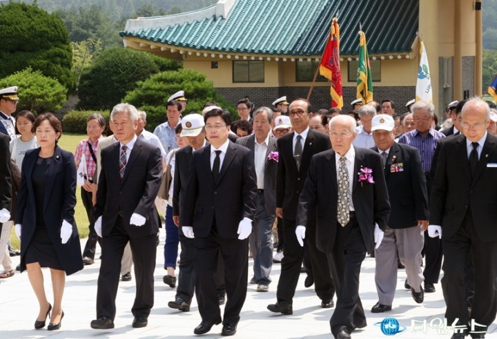 권선택 대전시장, 제70주년 광복절 맞아 국립대전현충원 참배