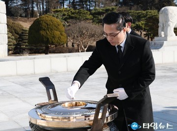병오년(丙午年) 새해 첫날 국립대전현충원 참배하는 박희조 동구청장