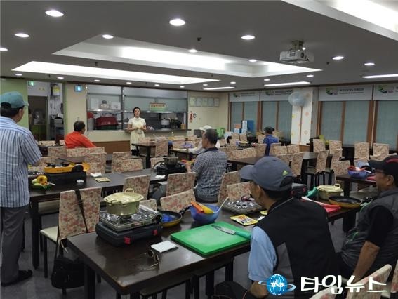 남성 노인의 자립 돕는 ‘청춘밥상’ 실시 