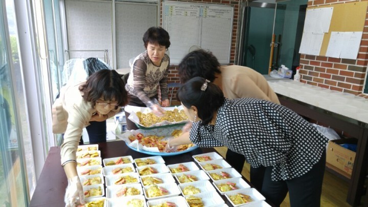 성산면 직원들 독거노인 식사배달 위해 팔 걷어...