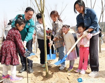 시민들과 나무 심는 이장우 대전시장