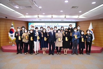 제49회 보건의 날 보건의료분야 유공자 표창패 수여한 김천시