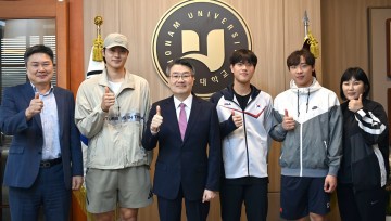  박상철 호남대 총장, 펜싱 금메달리스트 오상욱 선수 등과 환담  