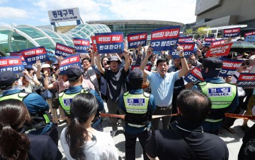 野권 단체 "친일·독재 상징 박정희 동상 우상화 폐기" 선전