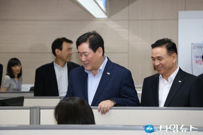 최경환 경제부총리, 천안 고용복지센터 방문 애로사항 청취 