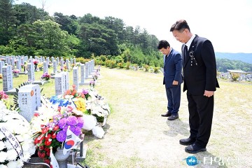 채상병 묘역 참배하는 김제선 중구청장