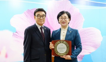 김수영 서구의원, 대한민국전몰군경유족회로부터 감사패 받아