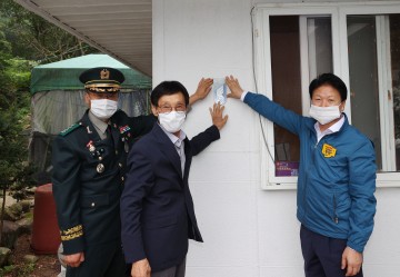 국가유공자 명패 달아드리기 행사 진행하는 성주